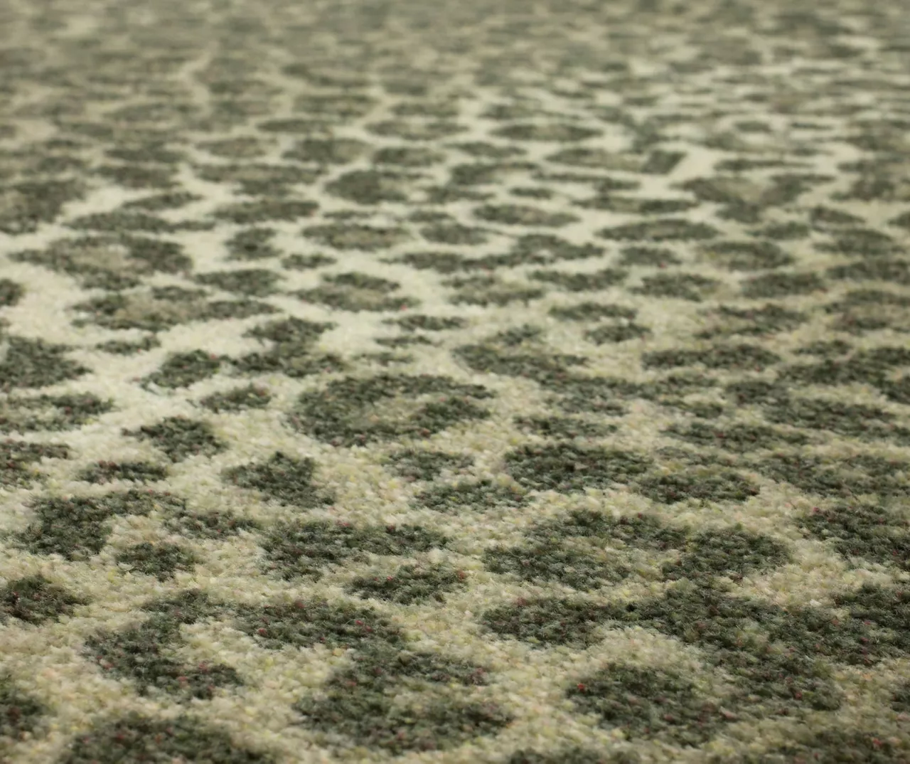 Gray & Tan Leopard Print Area Rug, (4' X 6') 7 Gray & Tan Leopard Print Area Rug, (4' X 6') - Image 5